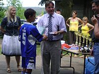 Kapitan SP Trzonki odbiera nagrody dla drużyny.